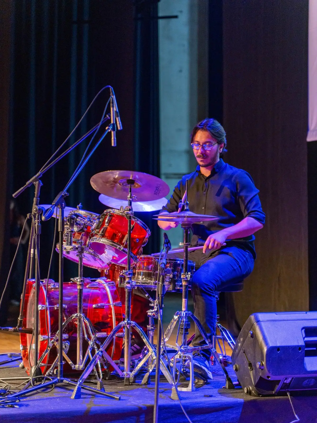 Konserde bateri çalan bir öğrenci