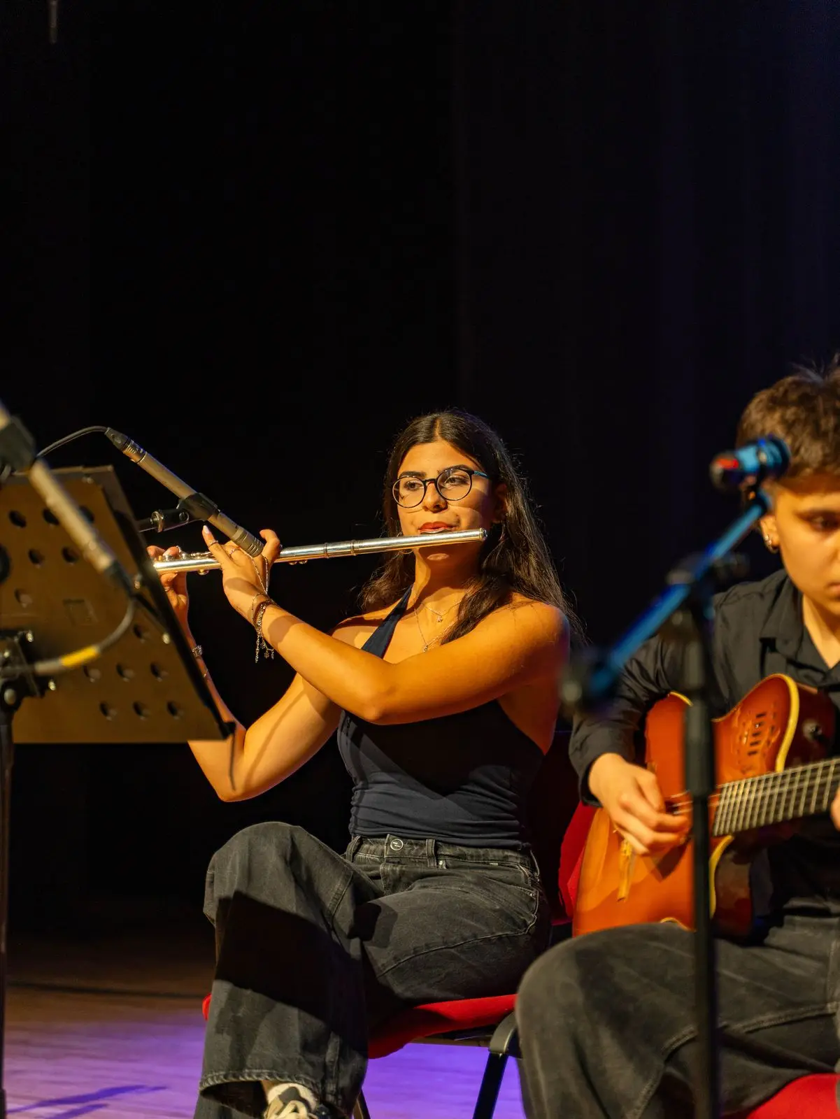 Yan flüt ve gitar birlikte çalan öğrenciler