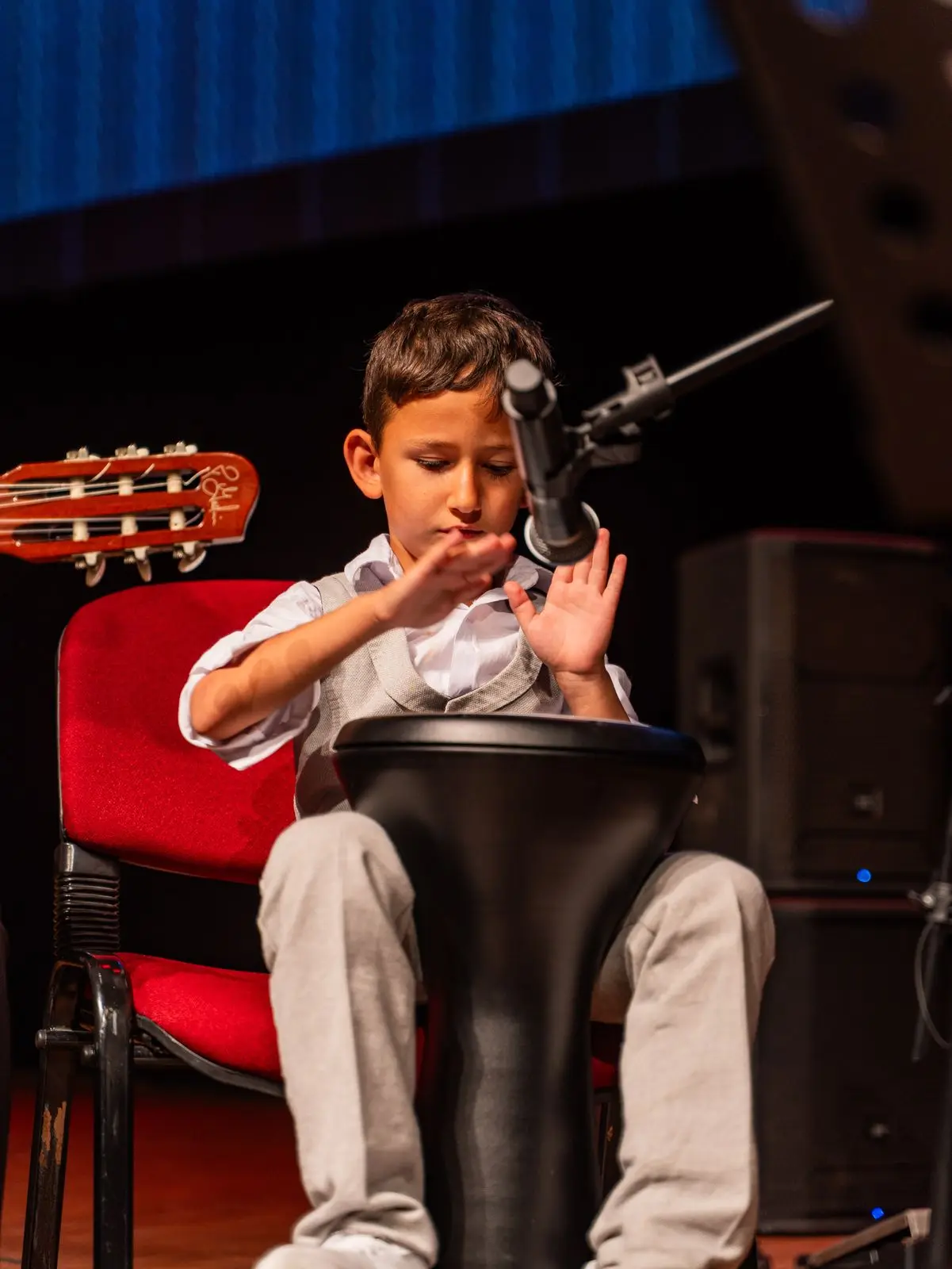 Sahnede darbuka çalan bir öğrenci