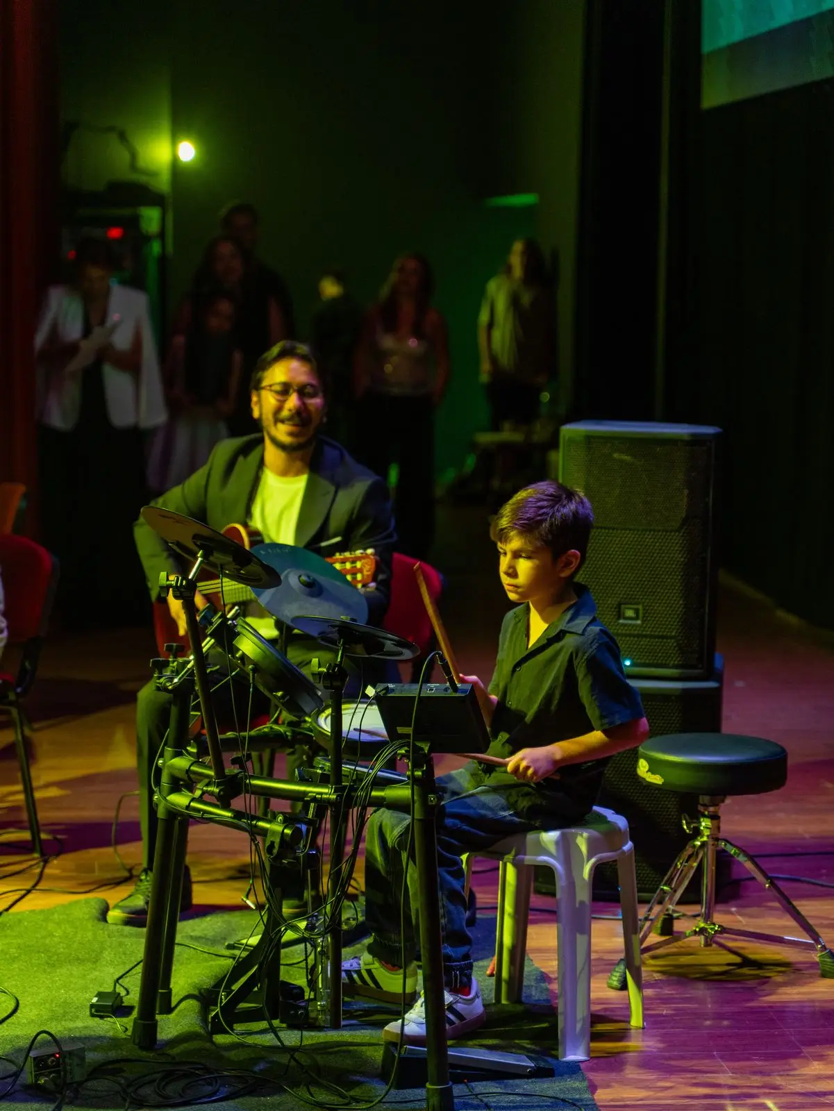 Sahne ışıkları altında klavye performansı