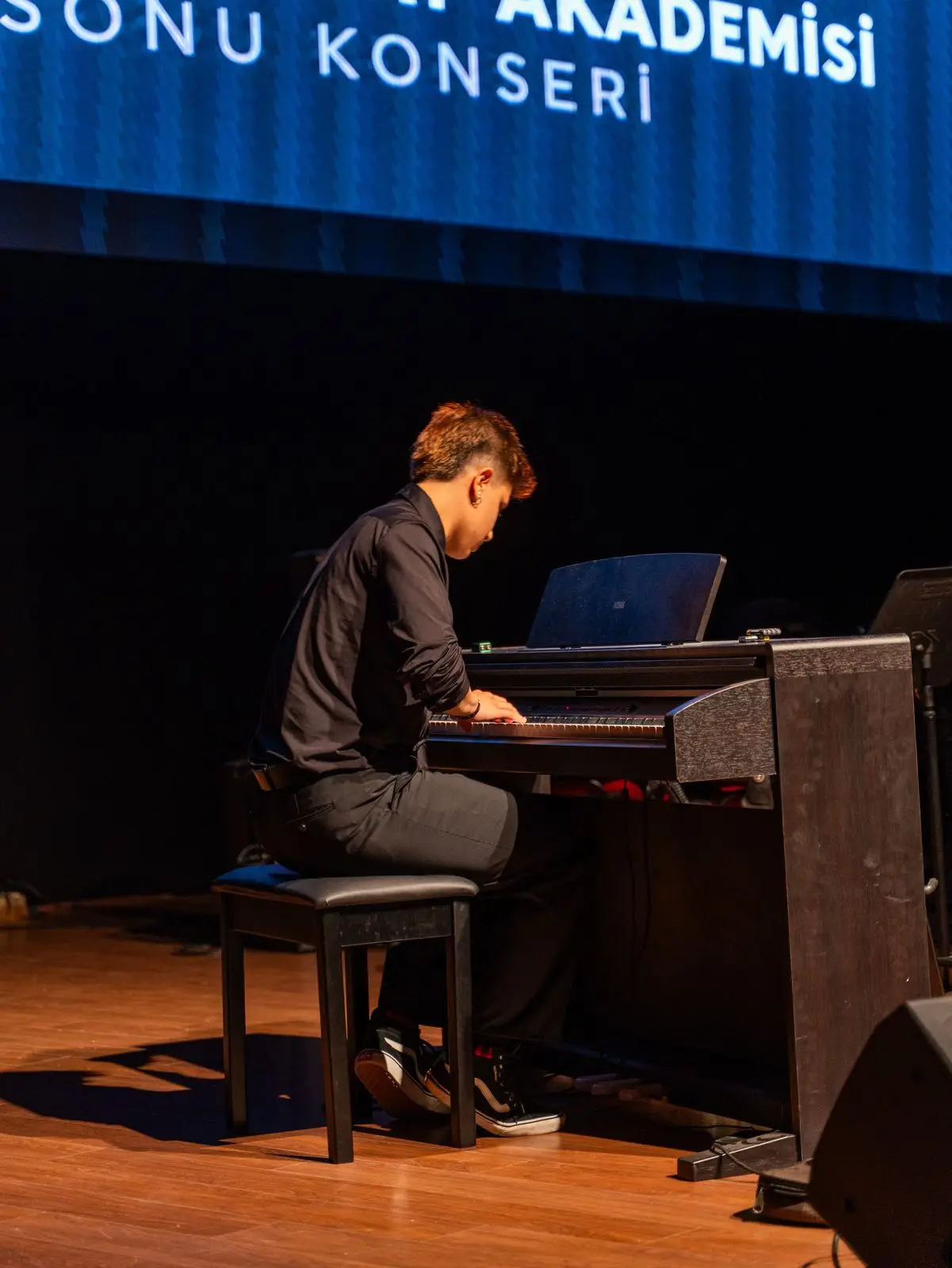 Konser piyanosunda çalan bir öğrenci