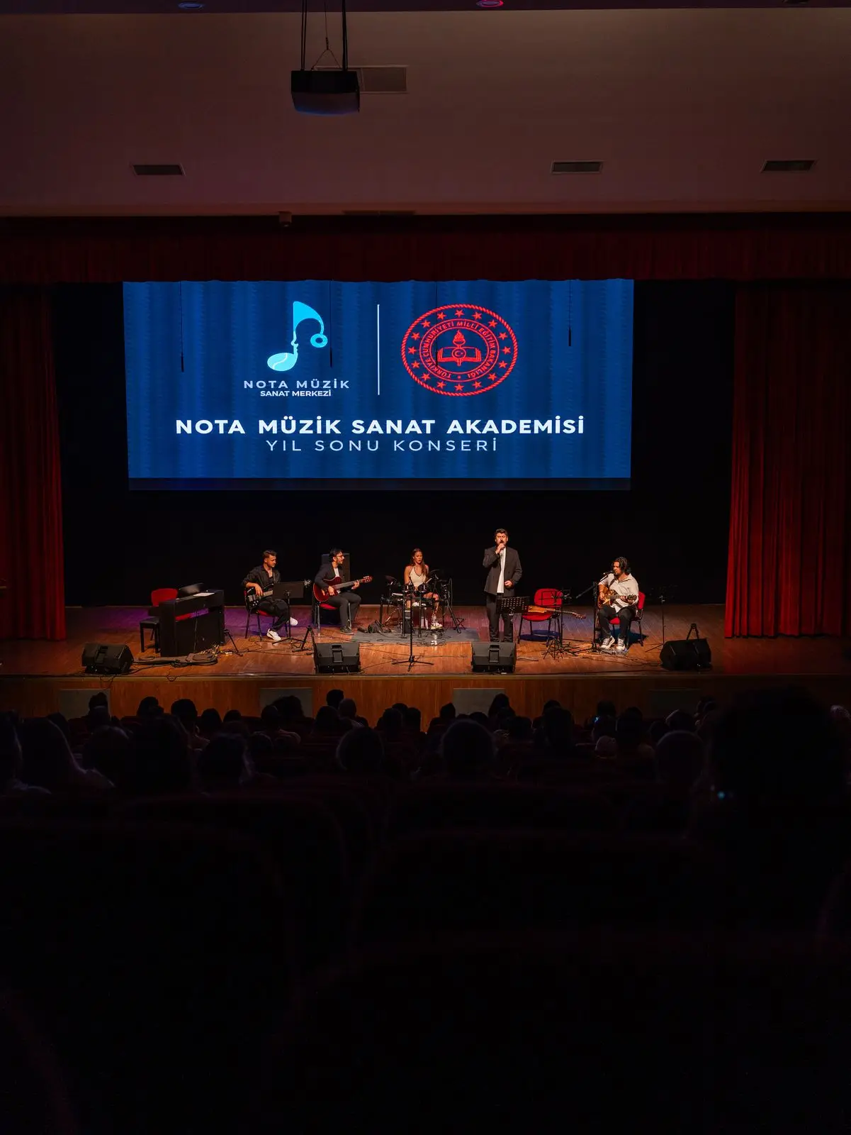 Konser salonunun geneli ve sahnedeki topluluk