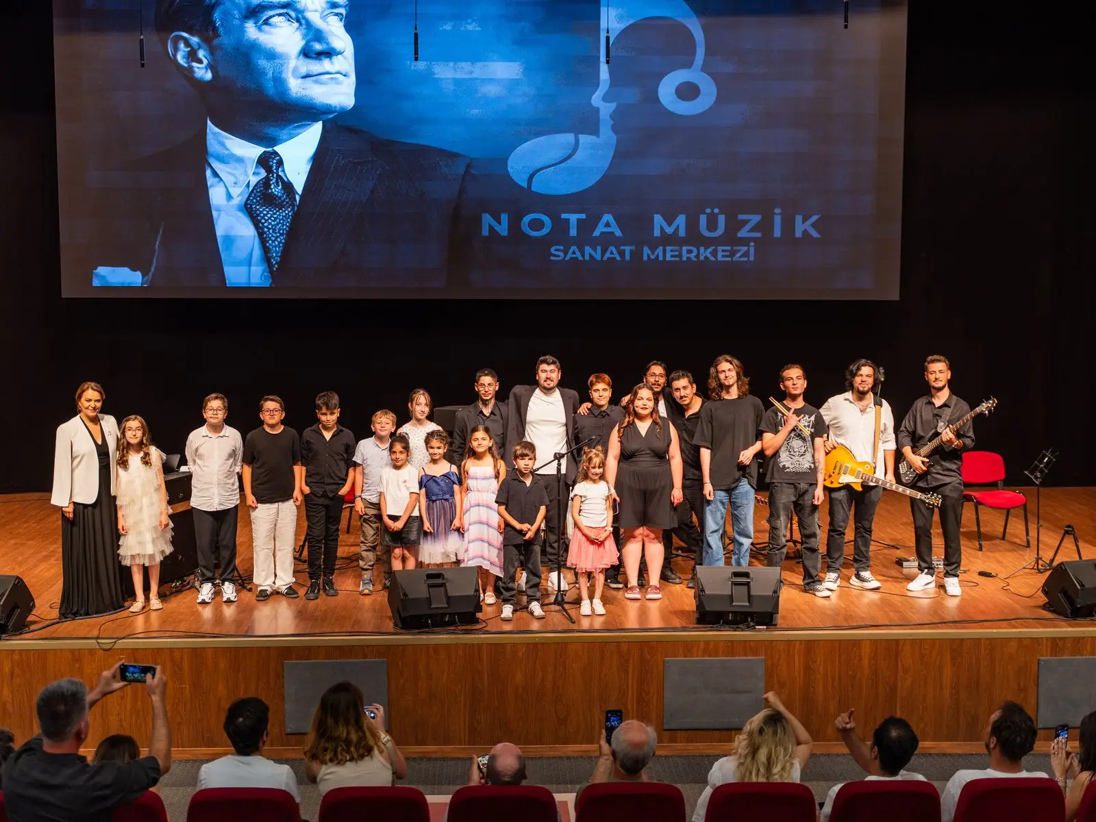 Konserin finalinde sahnedeki tüm öğrenciler