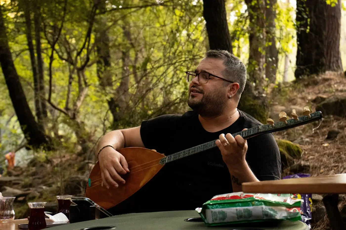 Açık havada bağlama çalan müzisyen
