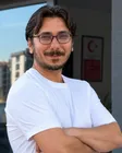 Erkay Ün akademinin girişinde