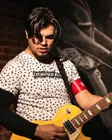 Halil Şen sahnede elektro gitar çalarken