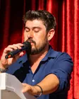 Uğur Turan yıl sonu konserinde mikrofonla sahnede