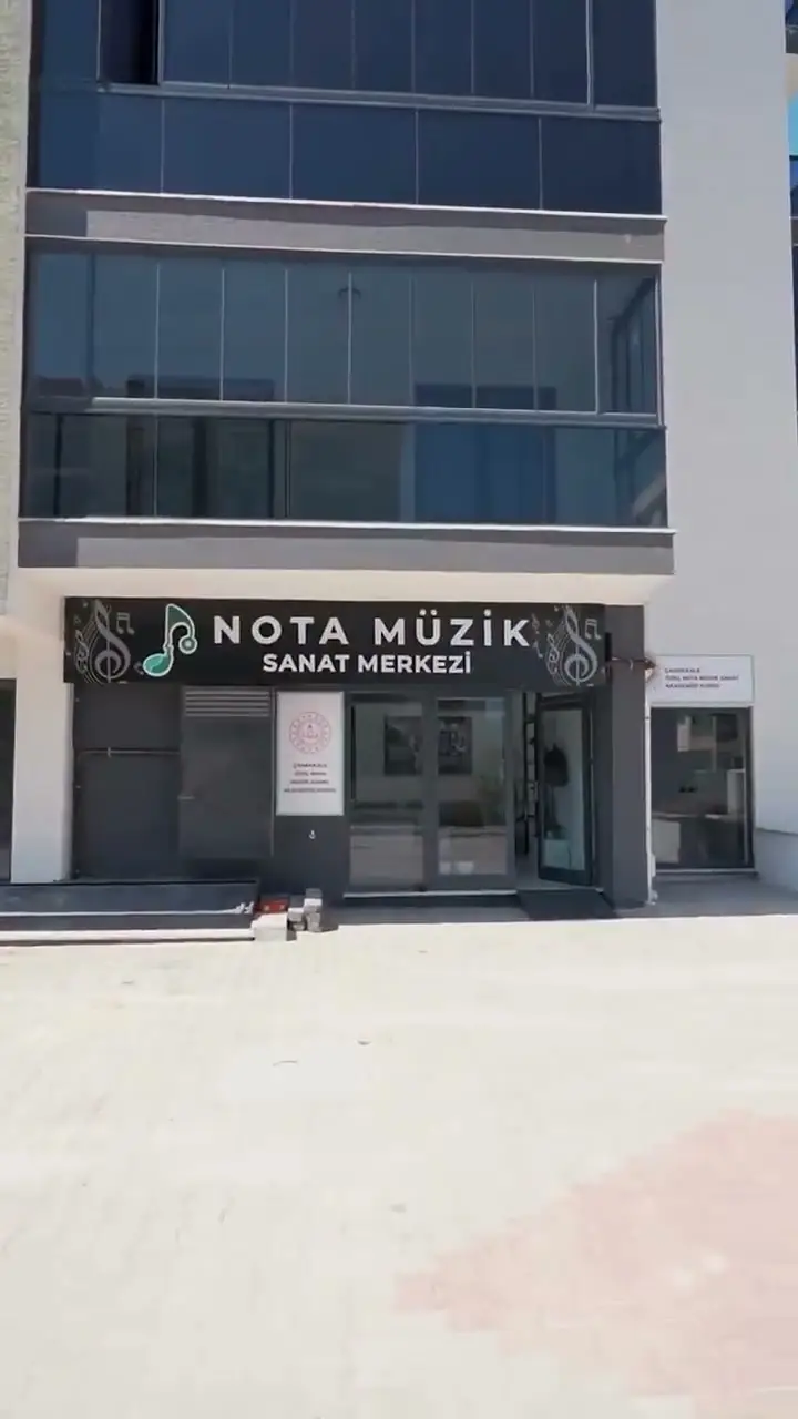 Nota Müzik Sanat Akademisi'nin bulunduğu binanın sokak cephesi ve giriş kapısı